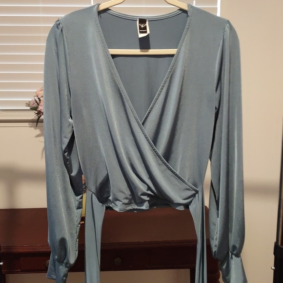 Sexy Women's Cropped Tops Large With Solid Front Tie - Picture 9 of 13